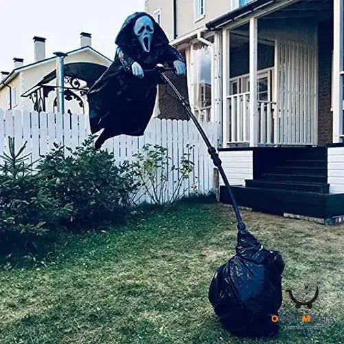 Screaming Scarecrow Halloween Decor